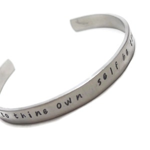 To Thine Own Self Be True Customizable Hand Stamped Metal Cuff Armband Bild 4