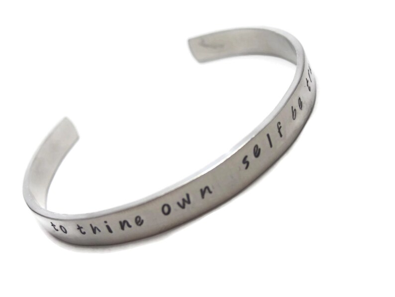 To Thine Own Self Be True Customizable Hand Stamped Metal Cuff Armband Bild 4