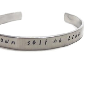 To Thine Own Self Be True Customizable Hand Stamped Metal Cuff Armband Bild 3