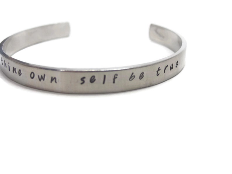 To Thine Own Self Be True Customizable Hand Stamped Metal Cuff Armband Bild 3