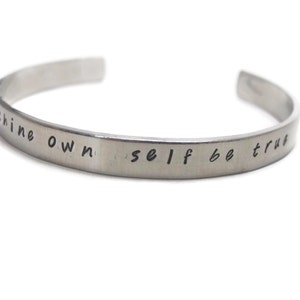 To Thine Own Self Be True Customizable Hand Stamped Metal Cuff Armband Bild 2