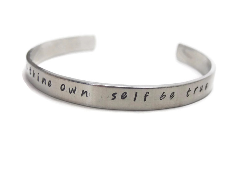 To Thine Own Self Be True Customizable Hand Stamped Metal Cuff Armband Bild 2