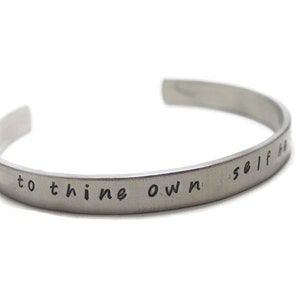 To Thine Own Self Be True Customizable Hand Stamped Metal Cuff Armband Bild 1