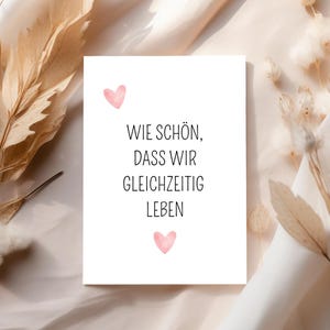 Postkarte „Wie schön, dass wir gleichzeitig leben“ | A6 Karte mit rosa Herzen | liebevolle Botschaft auf 200g Papier | Freundschaft & Liebe