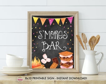 Może przedstawiać: Drukowana tabliczka o wymiarach 20,3 x 25,4 cm z tłem tablicy i kolorowymi girlandami. Tabliczka zawiera napis "S'mores Bar" w białym kolorze z ilustracją ogniska i s'mores.