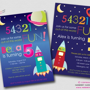 Peut inclure: Deux cartons d'invitation sur le th&egrave;me de l'espace. Les cartes pr&eacute;sentent un fond bleu fonc&eacute; avec des &eacute;toiles, des plan&egrave;tes et une fus&eacute;e. Le texte comprend les chiffres "54321" et le mot "FUN!" en polices color&eacute;es. Une carte dit "Bella a 5 ans".