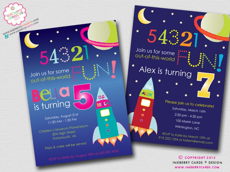 Peut inclure: Deux cartons d'invitation sur le th&egrave;me de l'espace. Les cartes pr&eacute;sentent un fond bleu fonc&eacute; avec des &eacute;toiles, des plan&egrave;tes et une fus&eacute;e. Le texte comprend les chiffres "54321" et le mot "FUN!" en polices color&eacute;es. Une carte dit "Bella a 5 ans".
