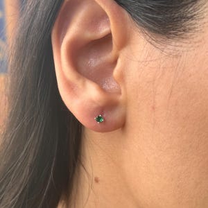 Zilveren smaragdkleurige oorknop, zilveren kleine stud, zilveren groene steen stud, zilveren sierlijke stud, zilveren solitaire stud, 2 mm stud