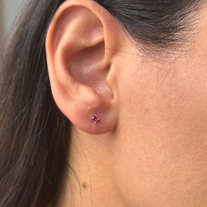 Silber Rubin Ohrstecker, Silber winzigen Ohrstecker, Silber Rot Lgbt Ohrstecker, minimalistischen Ohrstecker, Silber Solitär Ohrstecker, 2 mm Ohrstecker