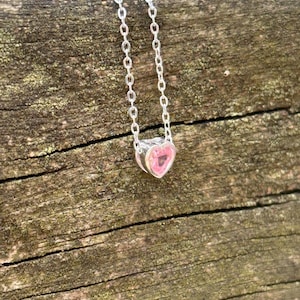 Colgante de corazón rosa extra pequeño minimalista, collar con colgante de corazón pequeño de plata, collar bonito, collar de corazón pequeño