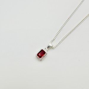 Ciondolo con alone di granato rosso fatto a mano in argento sterling 925 - Collana rettangolare con pietre preziose