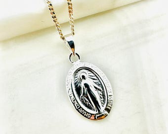 Nostra Signora di Loreto, Collana Regina della Pace, Medaglione della Vergine Maria, Cresima, Nostra Signora di Loreto, Collana di Maria, Regalo per la Madrina - Italia