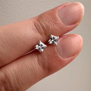 Quadratischer Ohrstecker aus 925er Silber, minimalistischer silberner Ohrstecker, extra kleiner Ohrstecker aus Silber, 3 mm kleiner Ohrstecker, glänzender Bling Bling-Ohrstecker