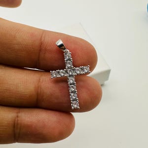 ダイヤモンドクロスペンダントネックレス：925スターリングシルバー