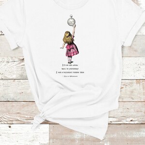 T-shirt classica bianca con stampa dello slogan Alice nel Paese delle Meraviglie. Maniche corte