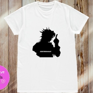 Può includere: T-shirt bianca con una silhouette nera di un personaggio con capelli a punta e un dito alzato. Il testo "JOJO Reference?" è sotto la figura. La maglietta è esposta su uno sfondo di legno.