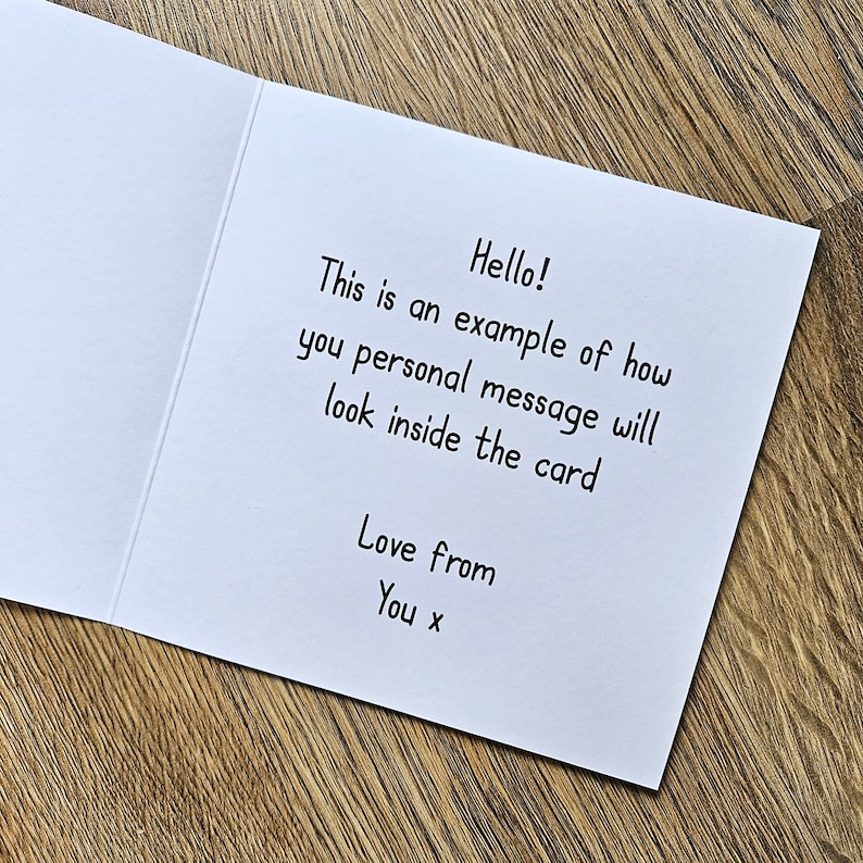 Peut inclure: Une carte blanche avec un message manuscrit qui dit "Hello! This is an example of how you personal message will look inside the card Love from You x".