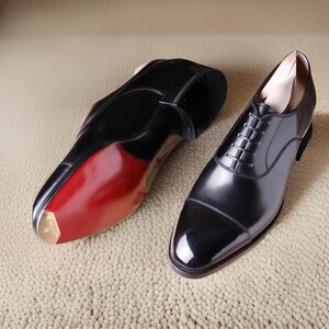Schoenen met rode zool heren deals