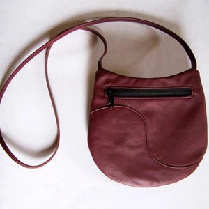 REBAJAS - Monedero pequeño de piel burdeos - Bolso bandolera para festival - Bolso plano redondo Marsala - EN REBAJAS antes 47,00