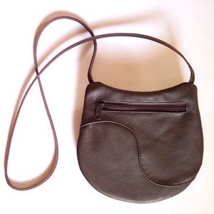 VENTA - Bolso pequeño redondo para festivales - Monedero de cuero marrón oscuro - Estilo bandolera - EN VENTA fue 47,00