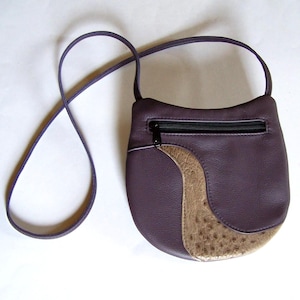 EN OFERTA antes 63.00 - Monedero de piel morada con incrustaciones de avestruz - Bolso bandolera para festival - Bolso de mano redondo mediano