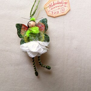 Vert lime blanc style vintage fabriqué à la main ballerine miniature rose fée poupée ornement image 1