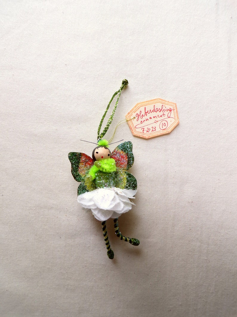 Vert lime blanc style vintage fabriqué à la main ballerine miniature rose fée poupée ornement image 1