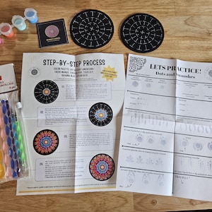 Könnte beinhalten: Ein Punktier-Kunstset mit einer Packung aus sechs bunten Punktierwerkzeugen, einem Streifen mit fünf Farbtöpfen, zwei schwarzen kreisförmigen Schablonen und zwei Anleitungsblättern mit den Titeln Step-by-Step Process und Lets Practice.