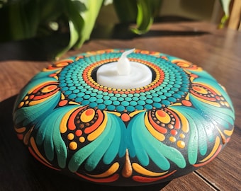 Handgeschilderde mandala-stenen theelichthouder