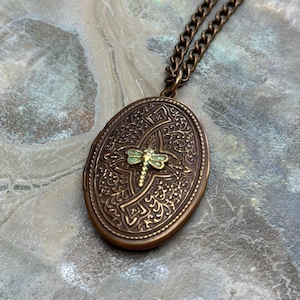 Collana con ciondolo a forma di libellula lavorata in stile vintage, in ottone naturale, da 18&quot;, regalo RIF 1037