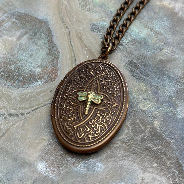 Collana regalo con medaglione vintage con emblema di libellula lavorato in ottone naturale da 18 pollici