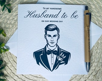 以下が含まれることがあります： 白いカードに黒い文字で「To my handsome Husband to be on our wedding day」と書かれています。カードの中央には、タキシードを着た男性の白黒のイラストがあります。