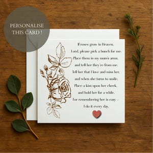 Può includere: Una carta bianca con un'illustrazione di rosa marrone e una poesia sul ricordo. Il testo recita "PERSONALIZZA QUESTA CARTA!" e "Se le rose crescono in cielo... Lo faccio ogni giorno."