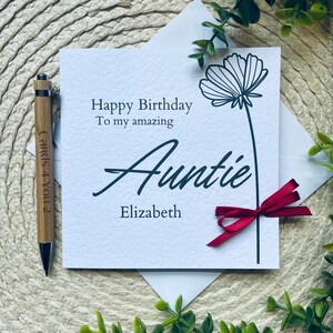 Carte d'anniversaire personnalisée tante, design floral élégant avec ruban rouge, carte de voeux personnalisée - carte cadeau attentionnée faite main, 025