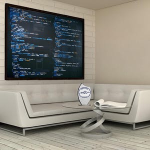 Może przedstawiać: Biała narożna sofa z szklanym stolikiem kawowym i ozdobną nagrodą na stole. Duży obraz w ramie z kodem komputerowym wisi na ścianie za sofą.