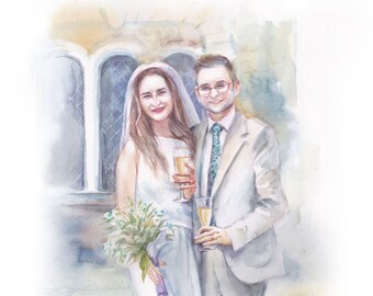 Puede incluir: Una pintura de acuarela de una pareja con atuendo de boda, de pie juntos y sosteniendo copas de champán. La novia lleva un vestido blanco y velo, y el novio lleva un traje gris y corbata. Están de pie frente a un edificio de piedra con una ventana detrás de ellos.