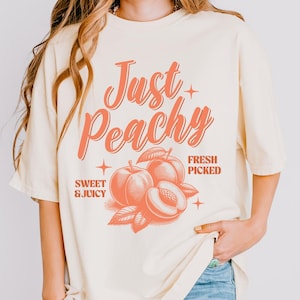Just Peachy T-shirt, Fruit Shirt, Women&#39;s Graphic Shirt, Retro Inspired, Unisex Top, Cotton Shirt, Comfort Colors Shirt, Summer Peach Tee