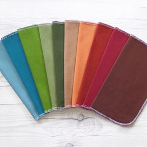 A fan shape of 10 paperless  towels in a mix of colors that match this set.  Colors include light teal, dark teal, olive, sage, rifle, tan, orange, burnt orange, maroon, brown.