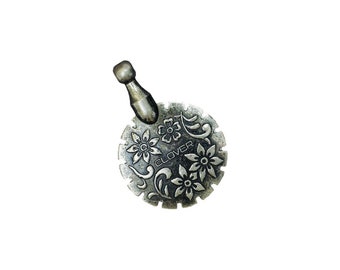 Clover Pendant Thread Cutter, Metal with Antique silver finish.