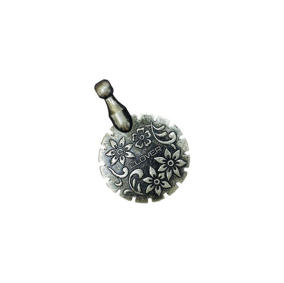Clover Pendant Thread Cutter, Metal with Antique silver finish.
