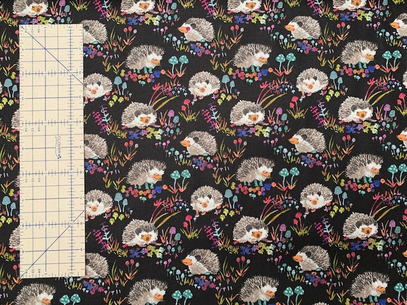 Lätt kanvas, 100 procent bomullstyg, söta igelkottar på svart bakgrund. Priset är per Fat Quarter. bild 1