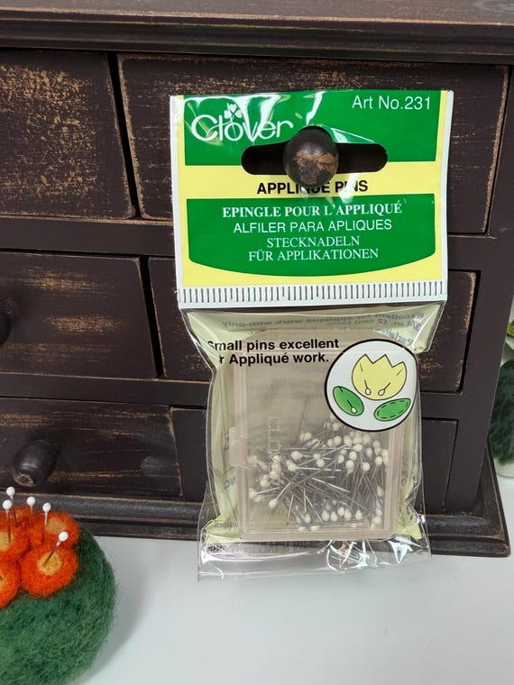 Clover Appliqué Pins, 3/4-inch, 100 pins, boxed.