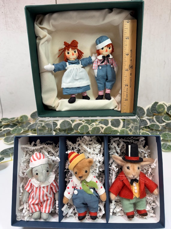 R John Wright Miniature Raggedy Ann & Andy with Raggedy Animals