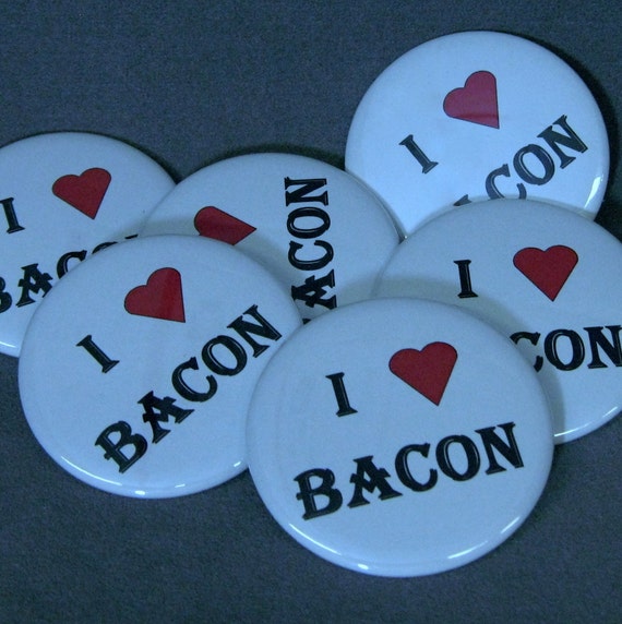 One 2 1/4" pinback button I Heart Bacon