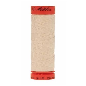 Puede incluir: Una bobina de hilo blanco con una etiqueta roja y blanca que dice "Made in Germany" y "No. 100 150m/164yd".