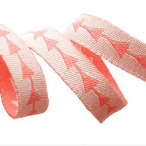 Une seule pièce de 2 verges de ce ruban jacquard tissé de 3/8 pouces, des flèches réversible, corail et crème.