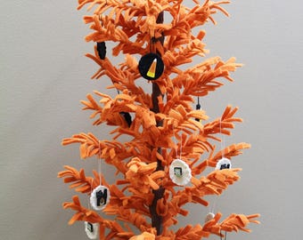 Pattern for wooly feather tree, includes polymer clay buttons & wooden base. Free 1/2 yard of craft felt with purchase.