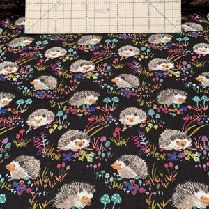 Lätt kanvas, 100 procent bomullstyg, söta igelkottar på svart bakgrund. Priset är per Fat Quarter. bild 2