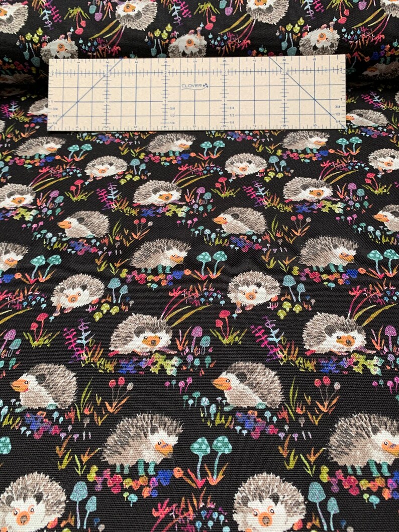 Lätt kanvas, 100 procent bomullstyg, söta igelkottar på svart bakgrund. Priset är per Fat Quarter. bild 2