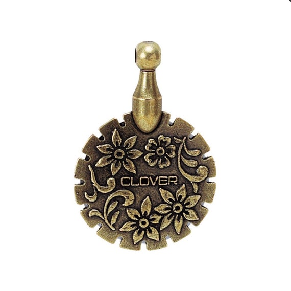 Clover Pendant Thread Cutter, Metal with Antique gold finish.